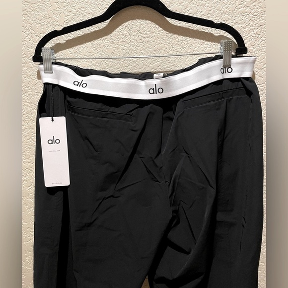 NWT Alo Yoga Flip It Trousers in Black Size L - Picture 6 of 16